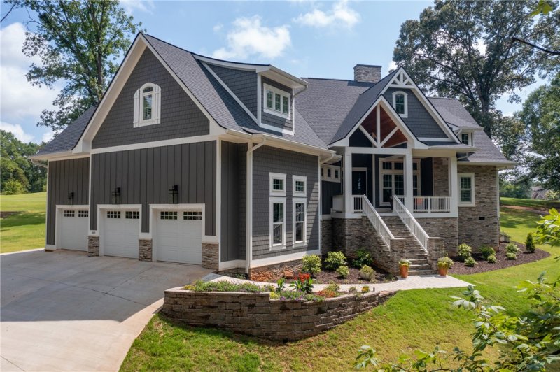 1819 Cross Creek Drive