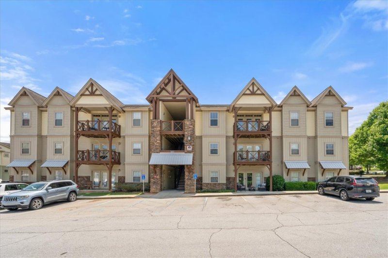 Flats at the Pier, Seneca Community