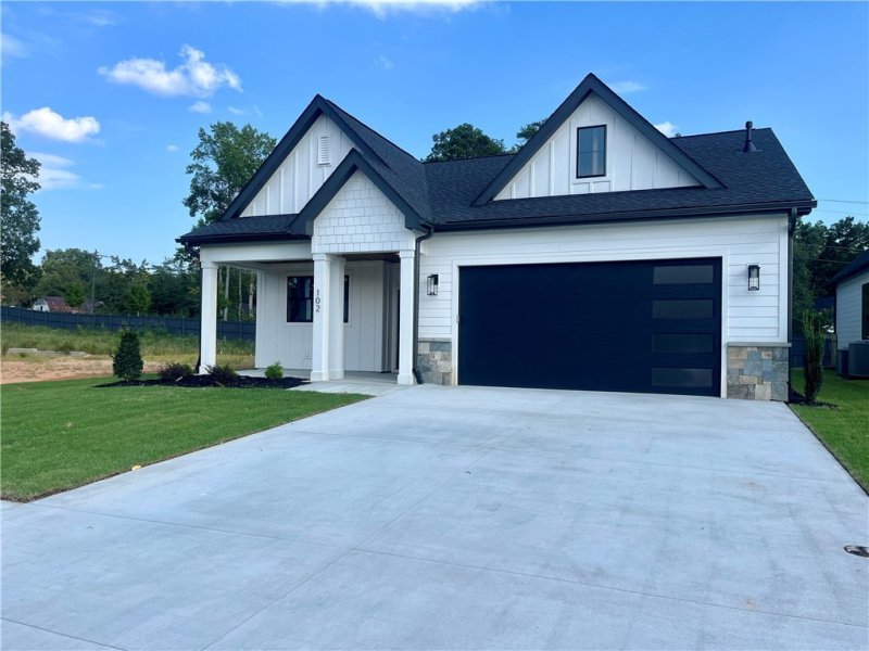 Property image 2 of 102 Wickers Lane in Kingswood Cottages, Clemson, SC 29631