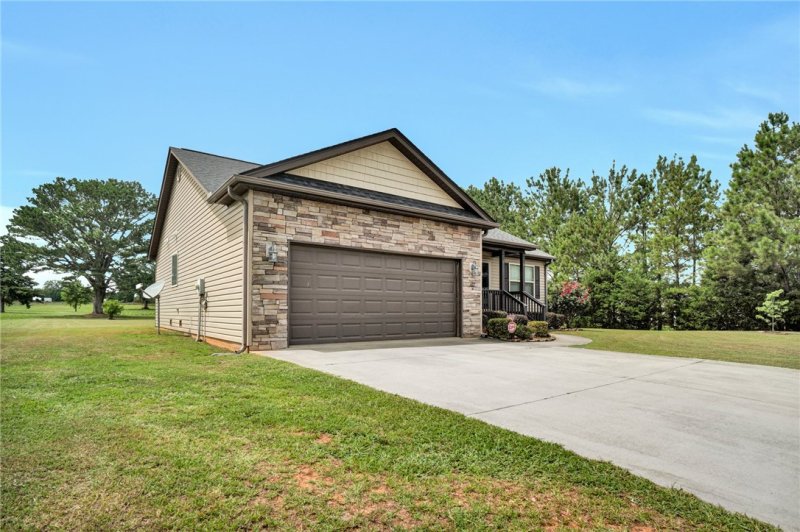 Property image 3 at 102 Tea Leaf Court, Anderson, SC 29626