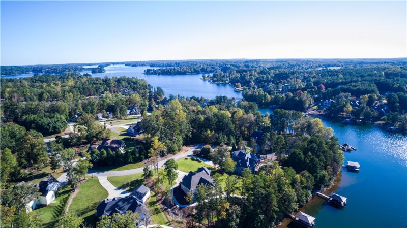 Property image 2 of 106 Summersweet Lane in Keowee Cove, Seneca, SC 29672