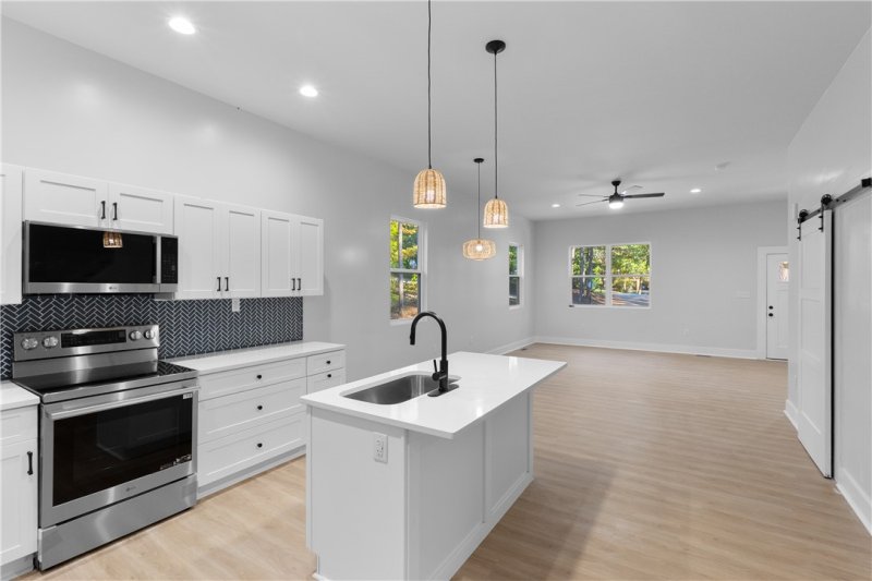 Property image 5 of 106 Summersweet Lane in Keowee Cove, Seneca, SC 29672