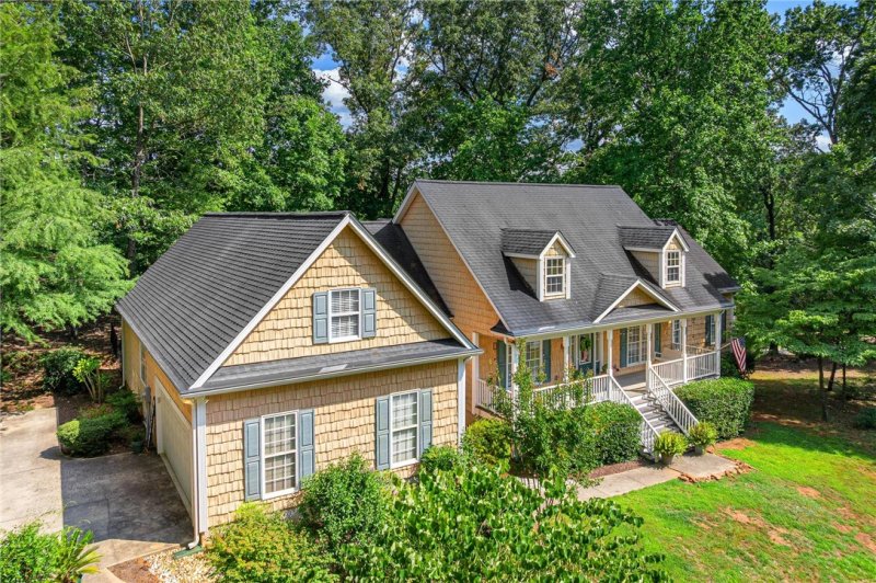 Property image 2 of 621 Chickasaw Drive in Chickasaw Point, Westminster, SC 29693