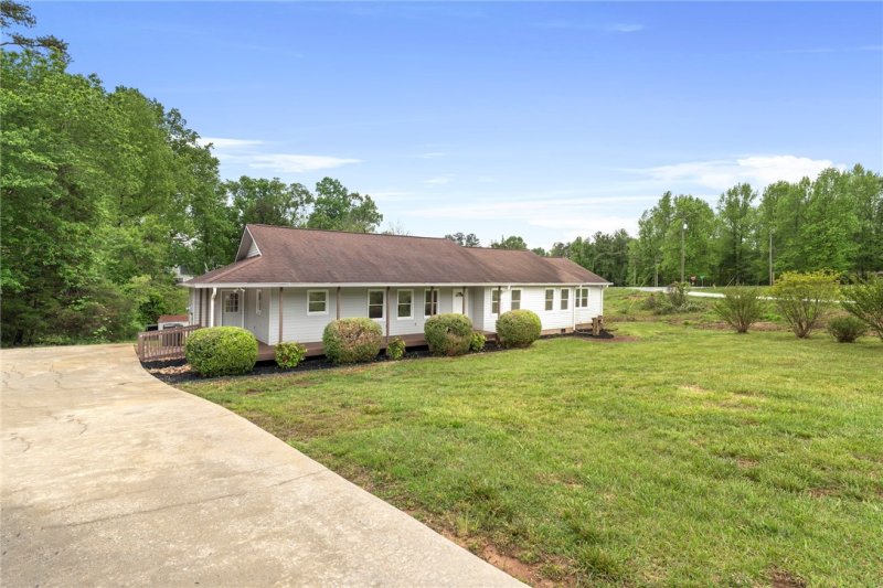 Property image 2 of 100 Georges Knoll in Georgetown, Easley, SC 29640