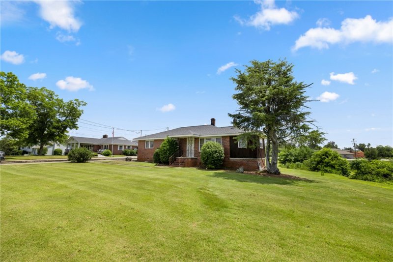 Property image 2 at 615 S Pine Street, Seneca, SC 29678