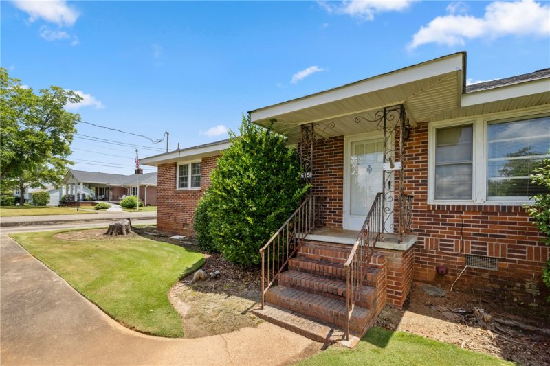 Property image 3 at 615 S Pine Street, Seneca, SC 29678