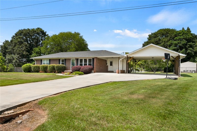 Property image 2 at 1147 Briarwood Drive, Seneca, SC 29672