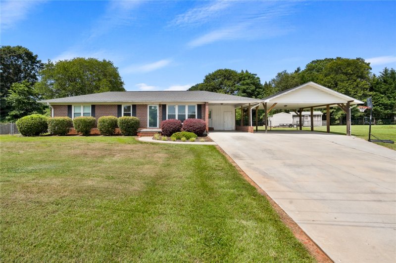 Property image 3 at 1147 Briarwood Drive, Seneca, SC 29672