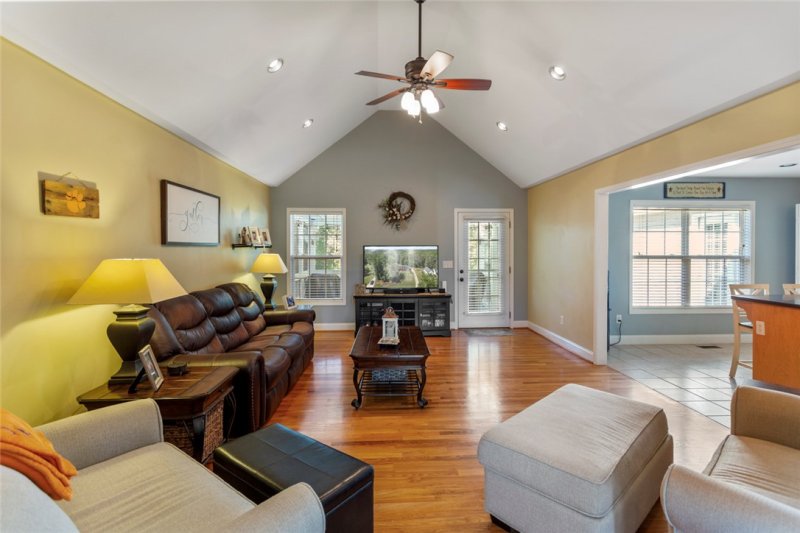 Property image 4 of 129 Ridgeland Drive in Edens Ridge, Six Mile, SC 29682