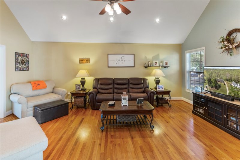 Property image 5 of 129 Ridgeland Drive in Edens Ridge, Six Mile, SC 29682