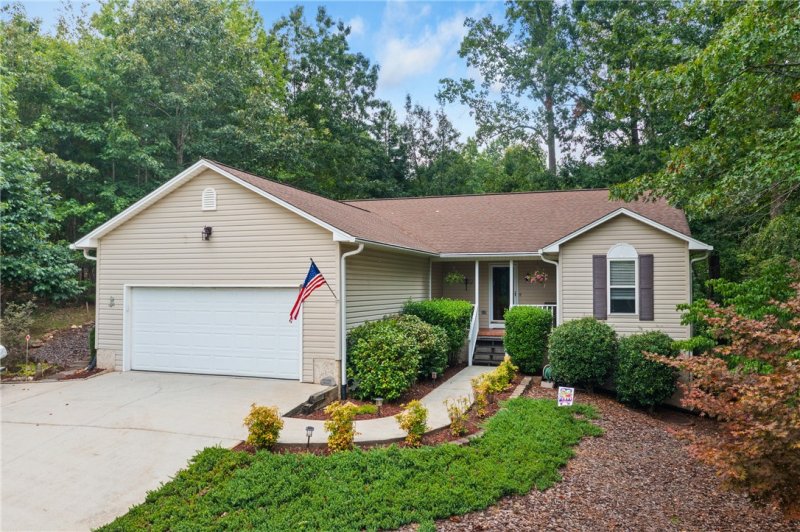 Property image 2 of 330 Chickasaw Drive in Chickasaw Point, Westminster, SC 29693