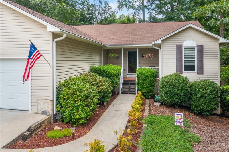 Property image 3 of 330 Chickasaw Drive in Chickasaw Point, Westminster, SC 29693