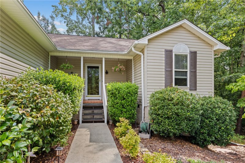 Property image 4 of 330 Chickasaw Drive in Chickasaw Point, Westminster, SC 29693