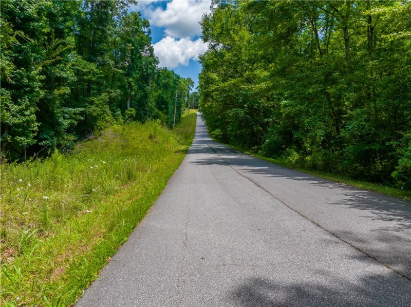 Property image 3 of 132 E Avondale Drive in Foxwood Hills, Westminster, SC 29693