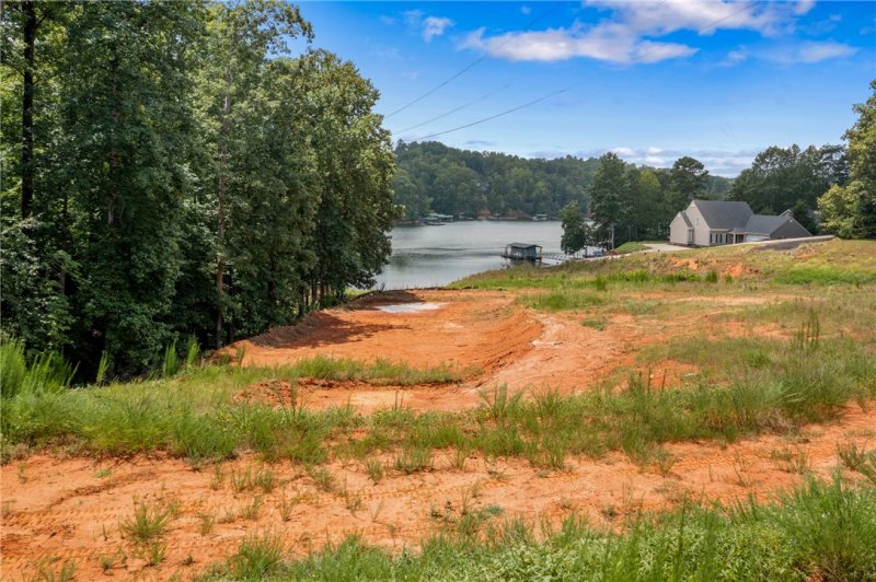 Property image 4 of 240 E Waters Edge Lane in Waters Edge, West Union, SC 29696