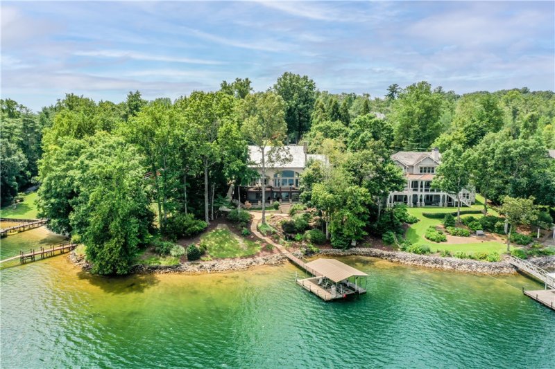 Property image 2 of 26 Beacon Ridge Circle in Keowee Harbours, Salem, SC 29676