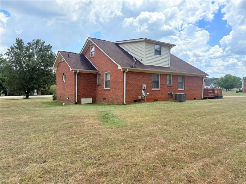 Property image 4 of 1037 Moorehead Place in Century Hills, Pendleton, SC 29670