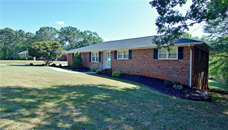 Property image 2 of 208 Springview Drive in Hidden Lake Sub, Anderson, SC 29625