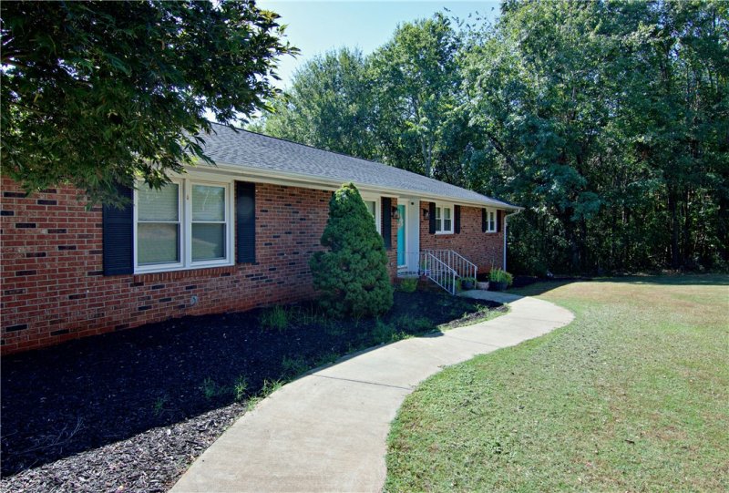 Property image 4 of 208 Springview Drive in Hidden Lake Sub, Anderson, SC 29625