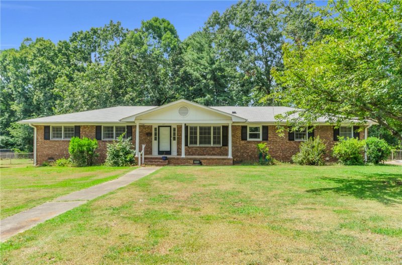 127 Hillcrest Circle