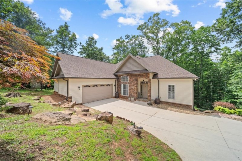 Property image 2 of 213 Redbud Bend in Bayshore, Seneca, SC 29678