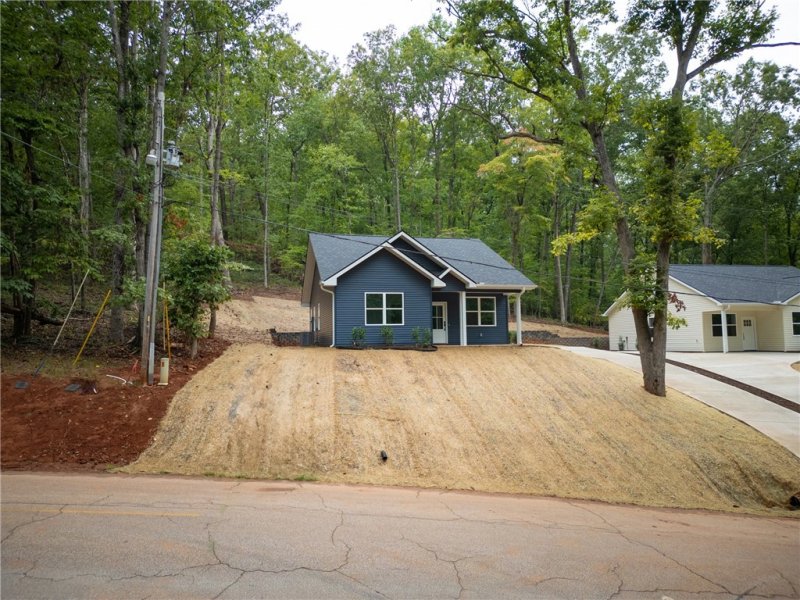 Property image 2 of 400 Hickory Trail in Foxwood Hills, Westminster, SC 29693