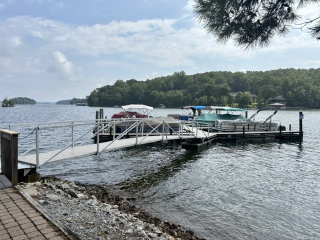 Property image 3 of 126 Beacon Ridge Circle in Keowee Harbours, Salem, SC 29676