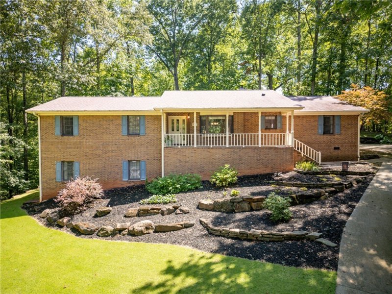 Property image 2 of 910 Chickasaw Drive in Chickasaw Point, Westminster, SC 29693