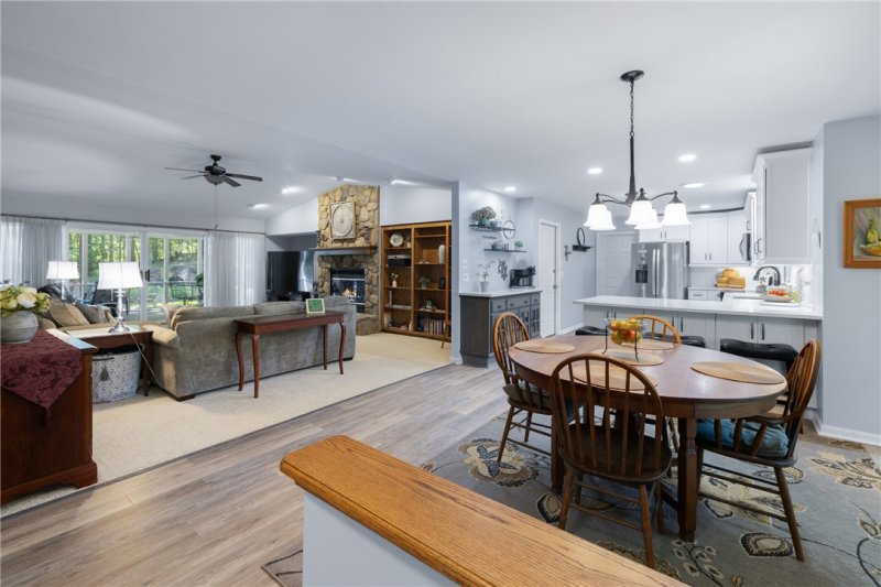 Property image 4 of 910 Chickasaw Drive in Chickasaw Point, Westminster, SC 29693