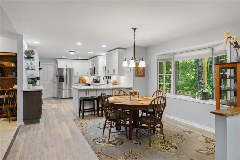 Property image 5 of 910 Chickasaw Drive in Chickasaw Point, Westminster, SC 29693