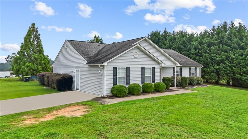 Property image 2 at 100 Sterling Bridge Road, Greenville, SC 29611