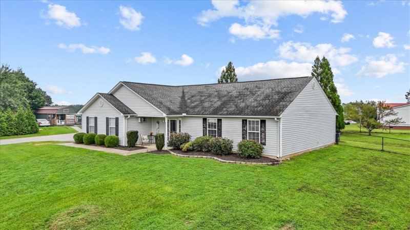 Property image 3 at 100 Sterling Bridge Road, Greenville, SC 29611