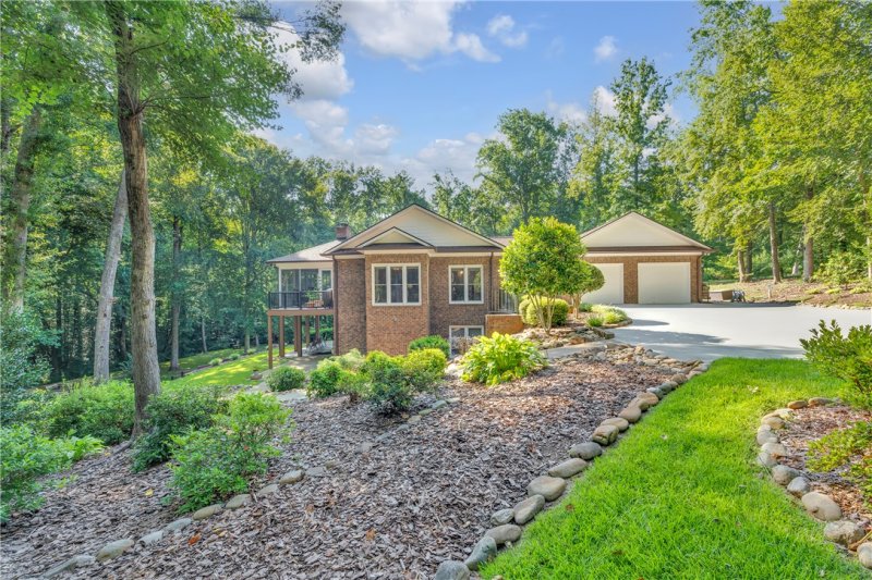 Property image 2 of 307 Fairway Drive in Club Ridge, Pickens, SC 29671