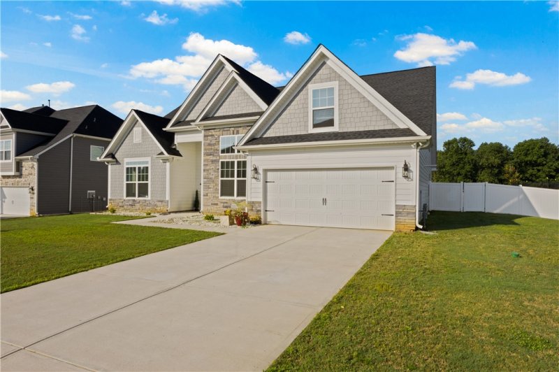 Property image 3 of 318 Carriage Hill Drive in Carriage Hill, Easley, SC 29642