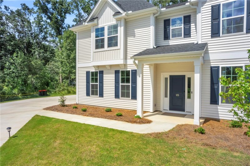 Property image 4 of 105 Fox Den Court in Foxhall Landing, Easley, SC 29642