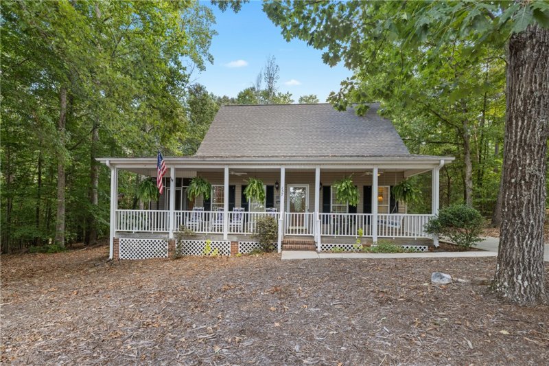 Property image 2 of 137 Indian Hills Drive in Chickasaw Point, Westminster, SC 29693