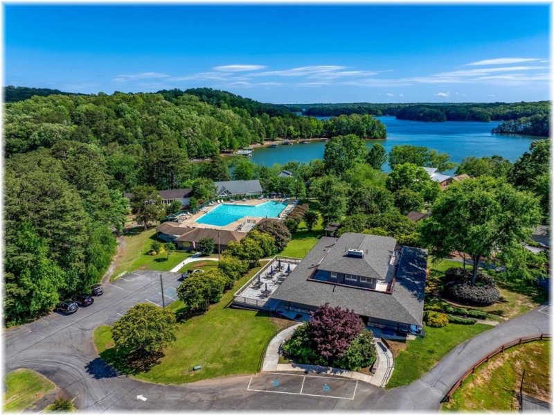 Property image 3 of 519 Chickasaw Point in Chickasaw Point, Westminster, SC 29693