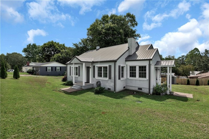 Property image 2 at 3076 Brookfield Drive, Seneca, SC 29672