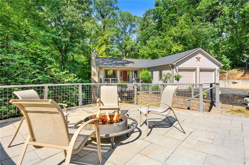 Property image 2 of 600 Point Road in Chickasaw Point, Westminster, SC 29693