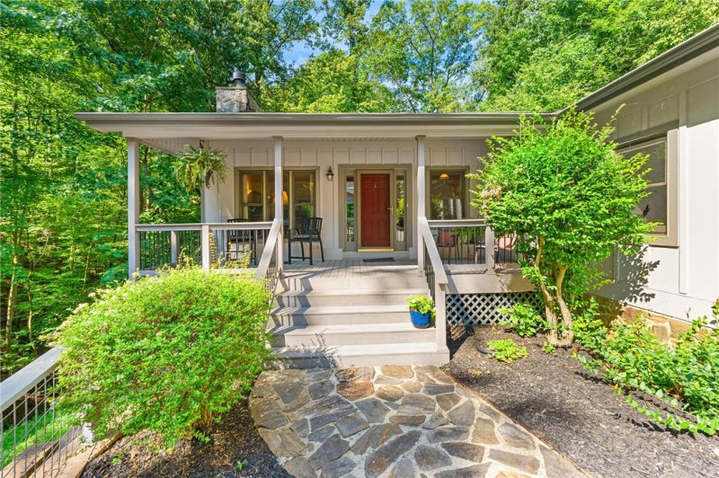 Property image 4 of 600 Point Road in Chickasaw Point, Westminster, SC 29693