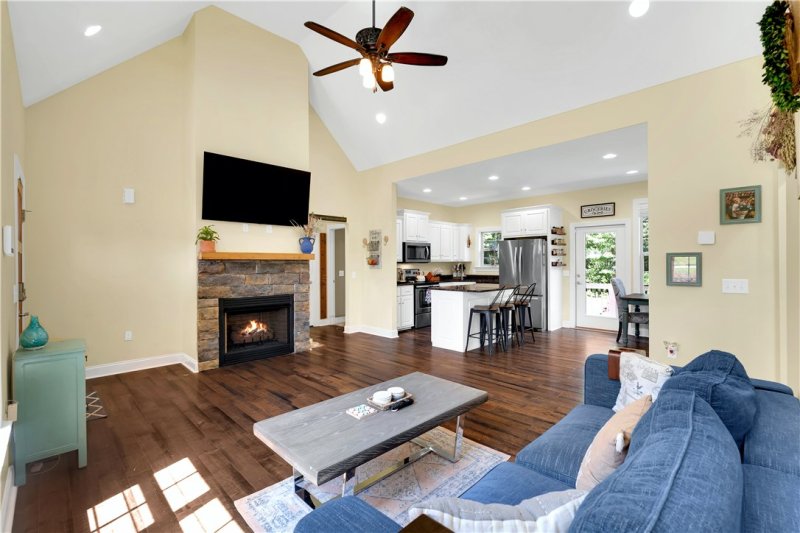 Property image 5 of 116 Ridgeland Drive in Edens Ridge, Six Mile, SC 29682