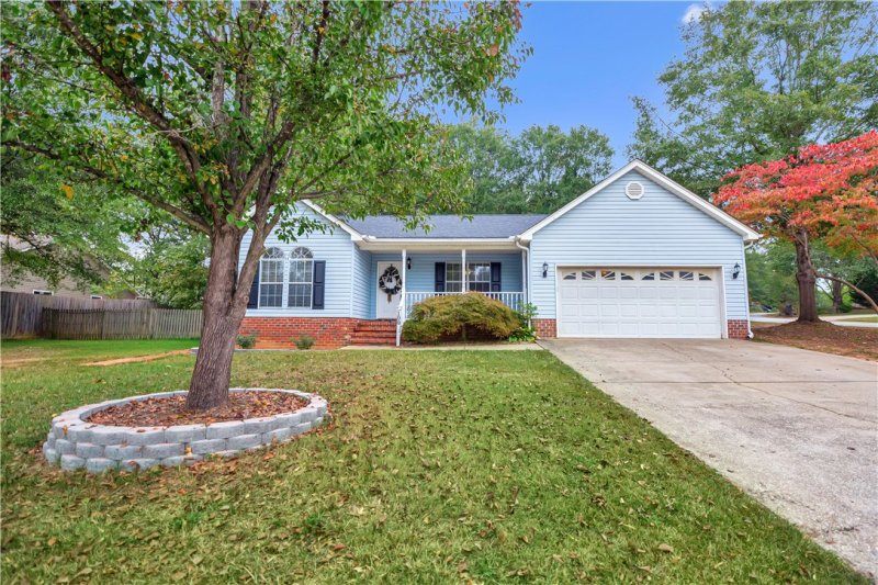 Hunters Glen, Anderson Community