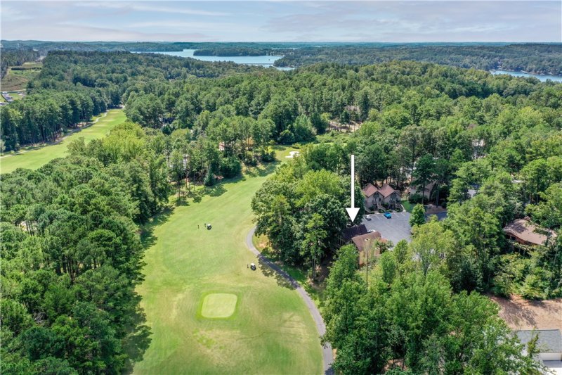 Property image 2 of 900 Captains Cove Court in Keowee Key, Salem, SC 29676