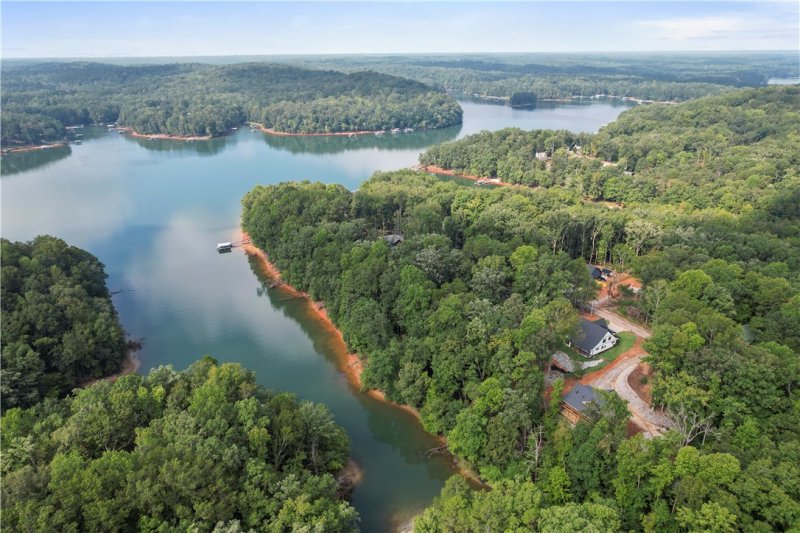 Property image 2 of 407 Blue Ridge Court in Foxwood Hills/Mt Bay Estates, Westminster, SC 29693