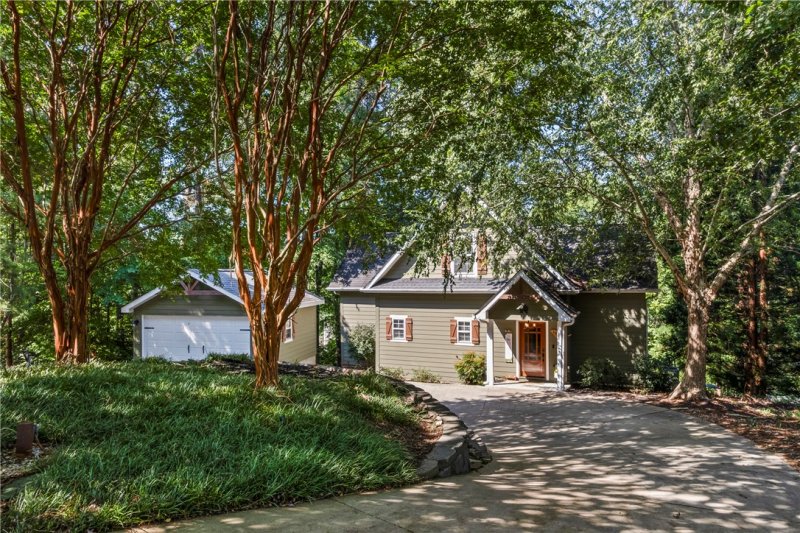 Property image 3 of 141 W Waters Edge Lane in Waters Edge, West Union, SC 29696