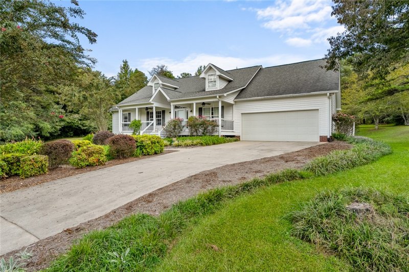 Property image 2 of 134 Fairway Lane in Chickasaw Point, Westminster, SC 29693