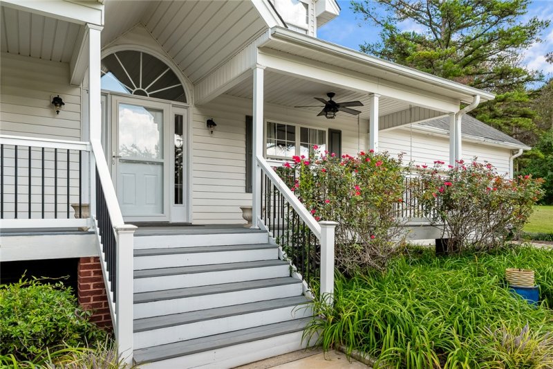 Property image 3 of 134 Fairway Lane in Chickasaw Point, Westminster, SC 29693