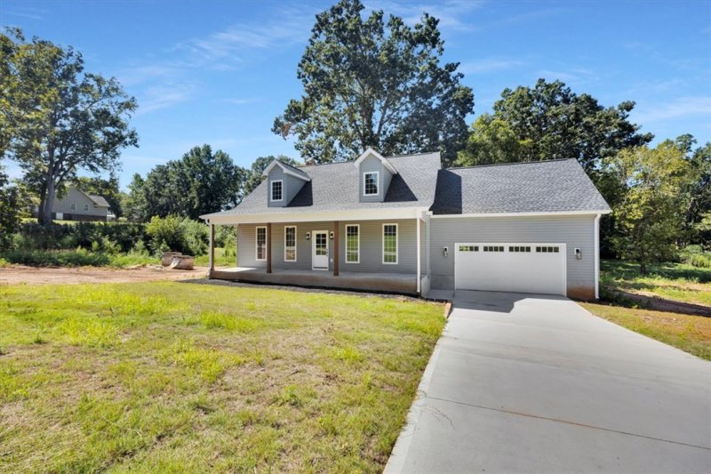 Property image 2 of 127 Boxwood Lane in Normandy Park, Anderson, SC 29621