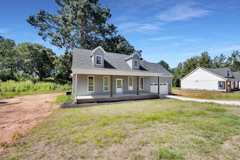 Property image 3 of 127 Boxwood Lane in Normandy Park, Anderson, SC 29621