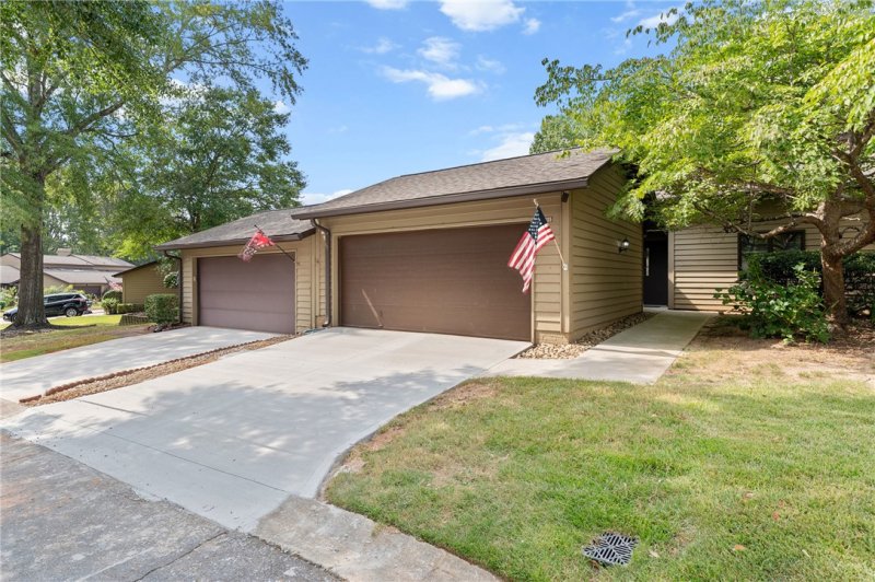 Property image 2 of 325 Skylark Circle in Sugar Creek, Greer, SC 29650